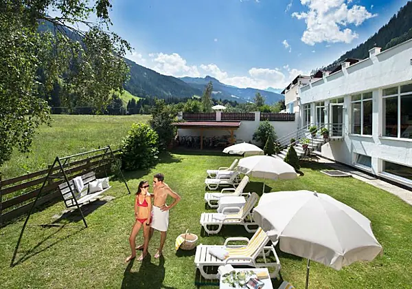 Der Garten mit Sonnenliegen im Hotel Bergblick in Ratschings