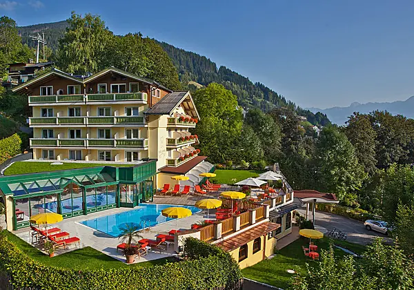 Aussenansicht vom Hotel Berner in Zell am See im Sommer 