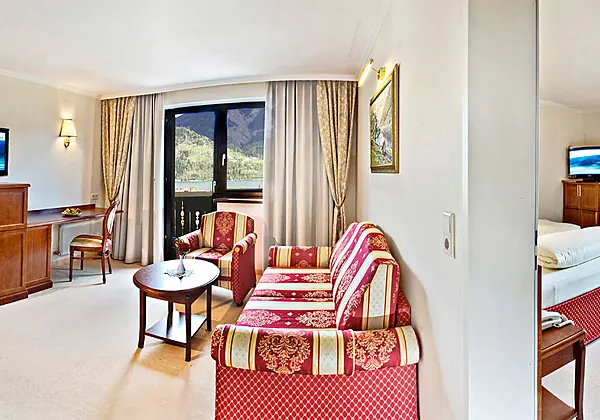 Eine Suite mit Balkon zum Ort und See im Hotel Berner in Zell am See