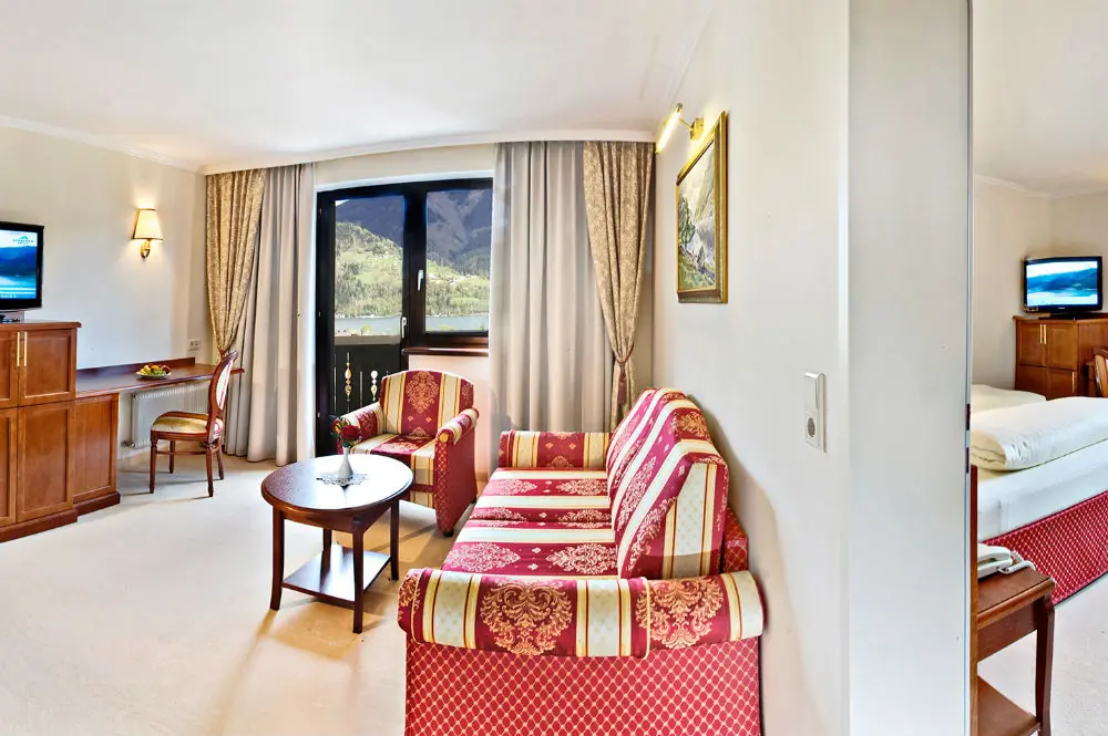 Eine Suite mit Balkon zum Ort und See im Hotel Berner in Zell am See