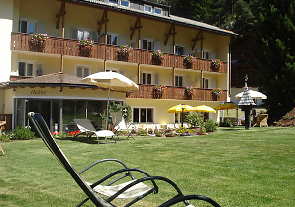 Außenansicht und Liegewiese des Hotels Christeinerhof Villa Pallua in St. Christina