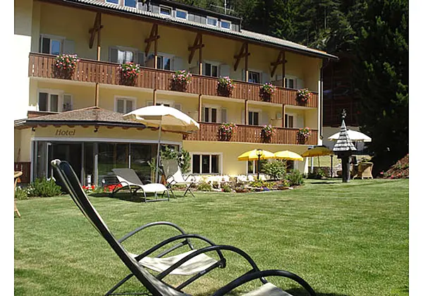 Außenansicht und Liegewiese des Hotels Christeinerhof Villa Pallua in St. Christina