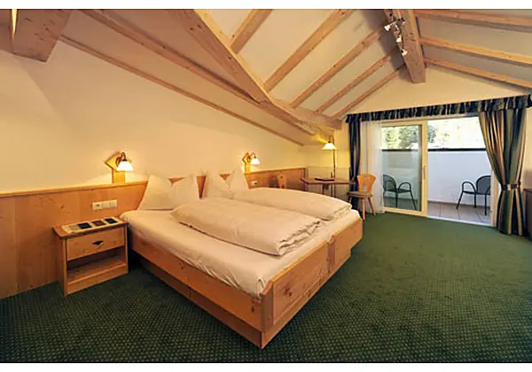 Blick in ein Doppelzimmer des Hotels Christeinerhof Villa Pallua in St. Christina