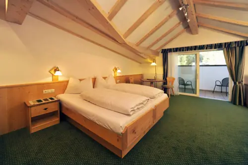 Blick in ein Doppelzimmer des Hotels Christeinerhof Villa Pallua in St. Christina
