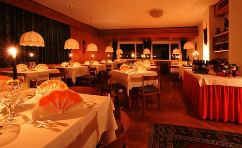 Blick ins Restaurant des Hotels Christeinerhof Villa Pallua in St. Christina