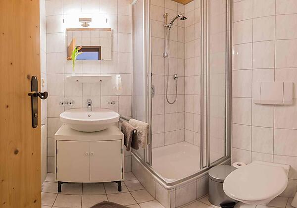 Badezimmer mit Dusche/Bad