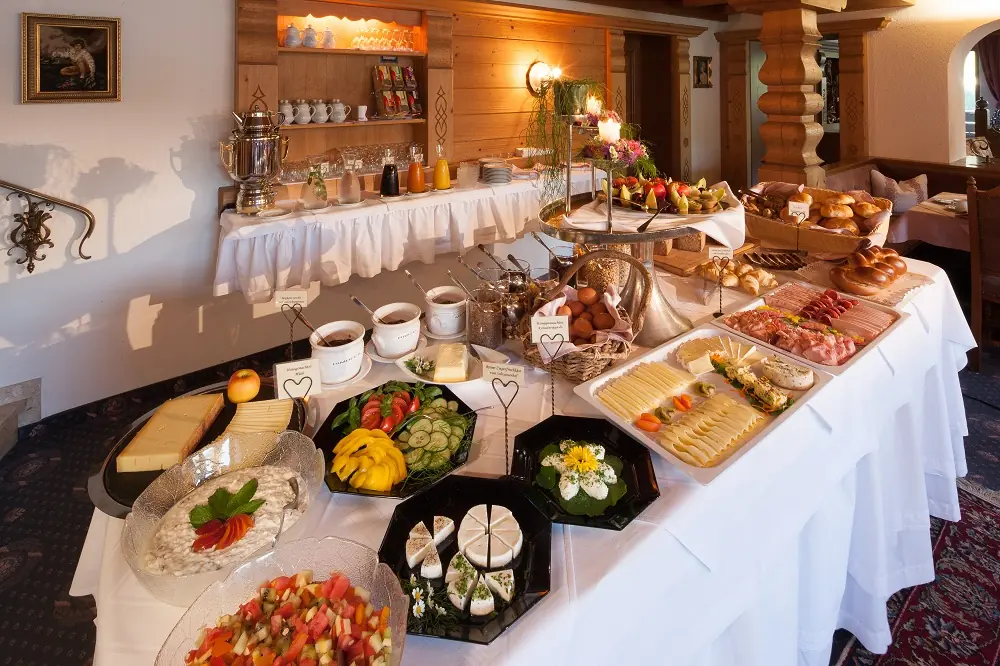 Das reichhaltige Frühstücksbuffet im Hotel Elisabeth in Schoppernau