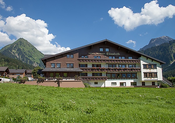 Blick auf das Hotel Elisabeth in Schoppernau im Sommer