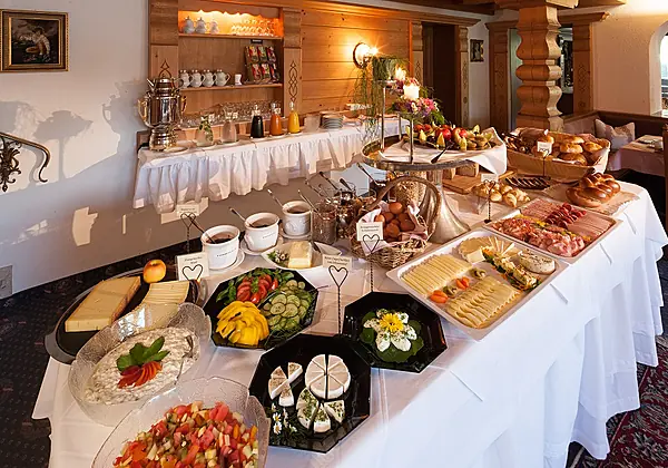 Das reichhaltige Frühstücksbuffet im Hotel Elisabeth in Schoppernau