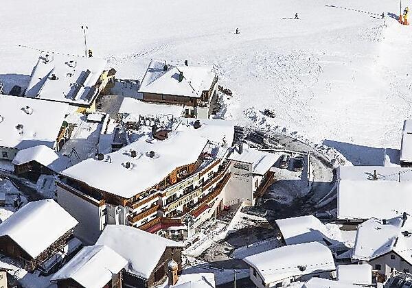 Flugansicht - direkt neben der Skipiste
