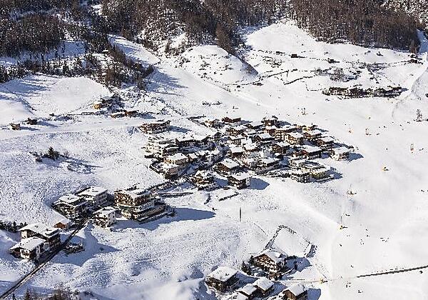 Flugansicht - mitten im Skigebiet