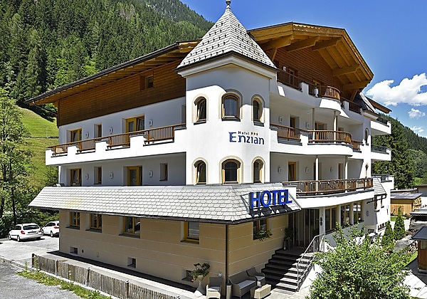 Hausansicht Hotel Enzian in See im Paznauntal