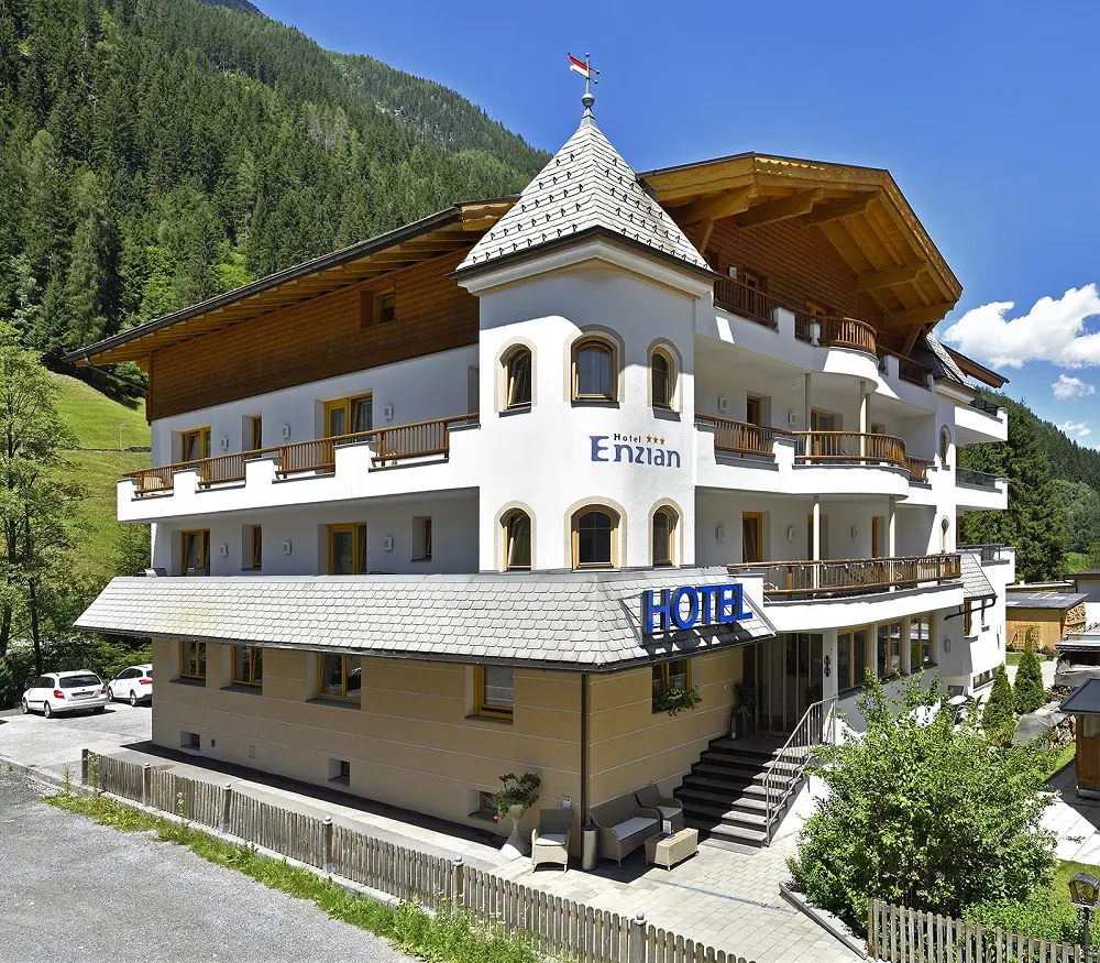 Hausansicht Hotel Enzian in See im Paznauntal