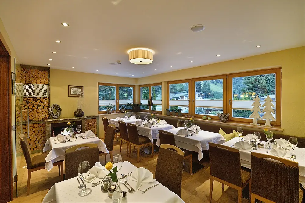 Restaurantbereich im Hotel Enzian