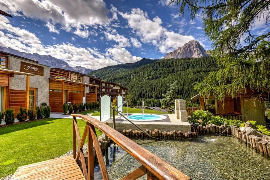Gartenanlage mit Whirlpool im Alpine Superior Hotel Fanes in Wolkenstein