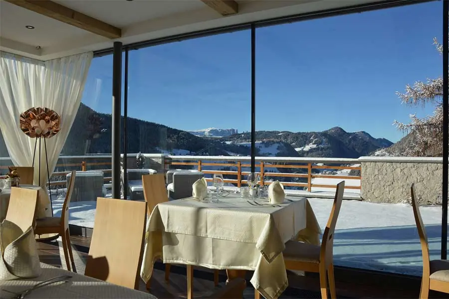 Restaurant mit Panoramablick im Alpine Superior Hotel Fanes in Wolkenstein