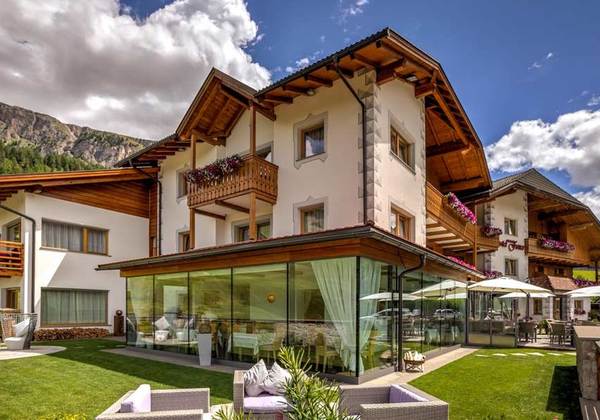 Außenansicht des Alpine Superior Hotel Fanes in Wolkenstein