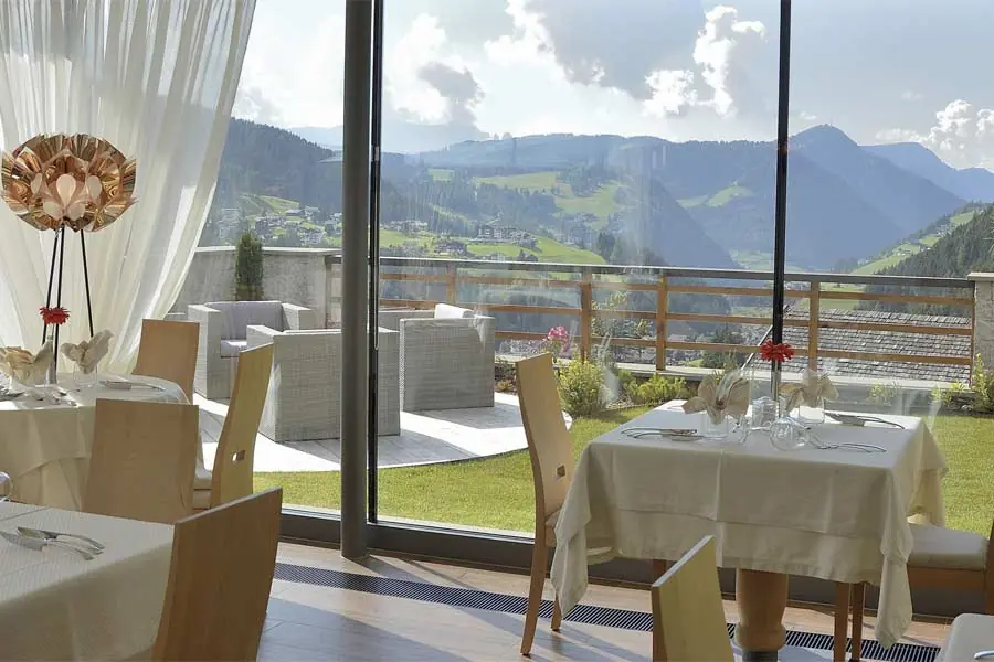 Restaurant mit Terrasse des Alpine Superior Hotel Fanes in Wolkenstein