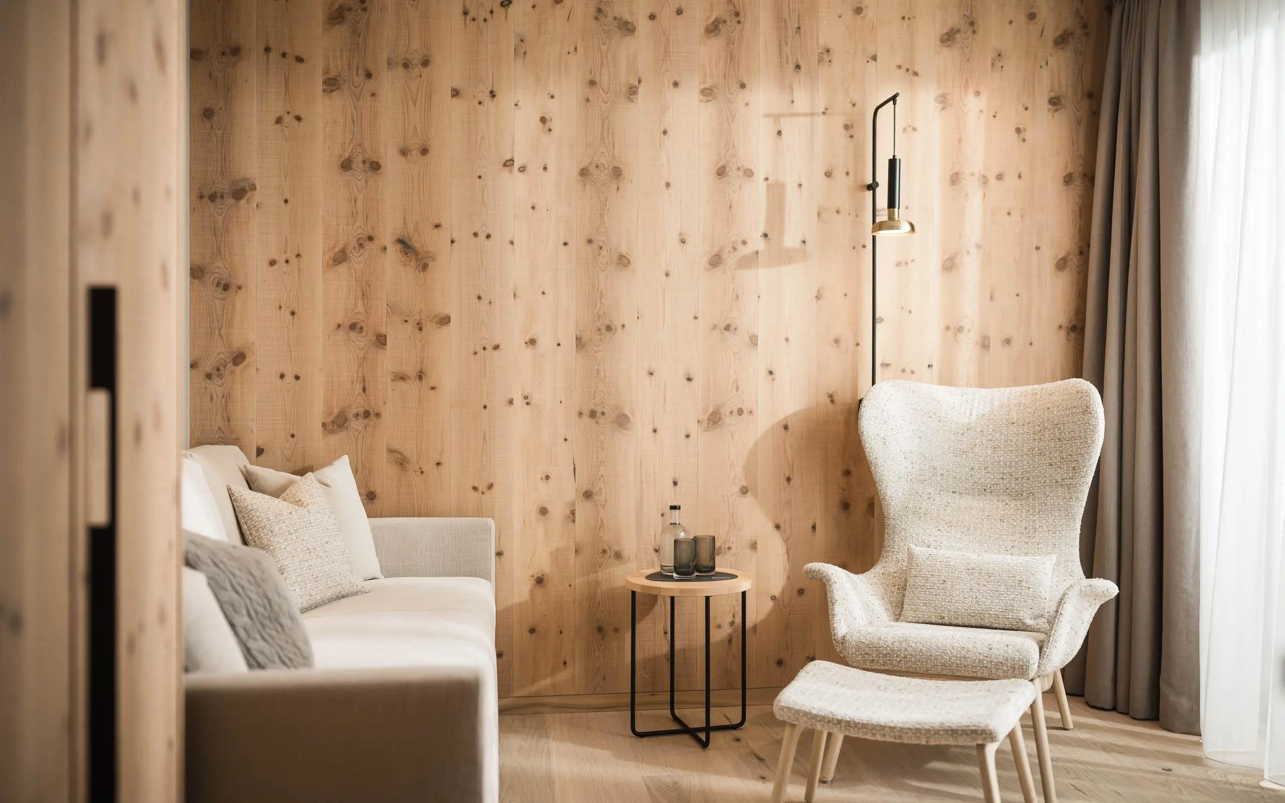 9) Comfort Suite Serles Wohnzimmer