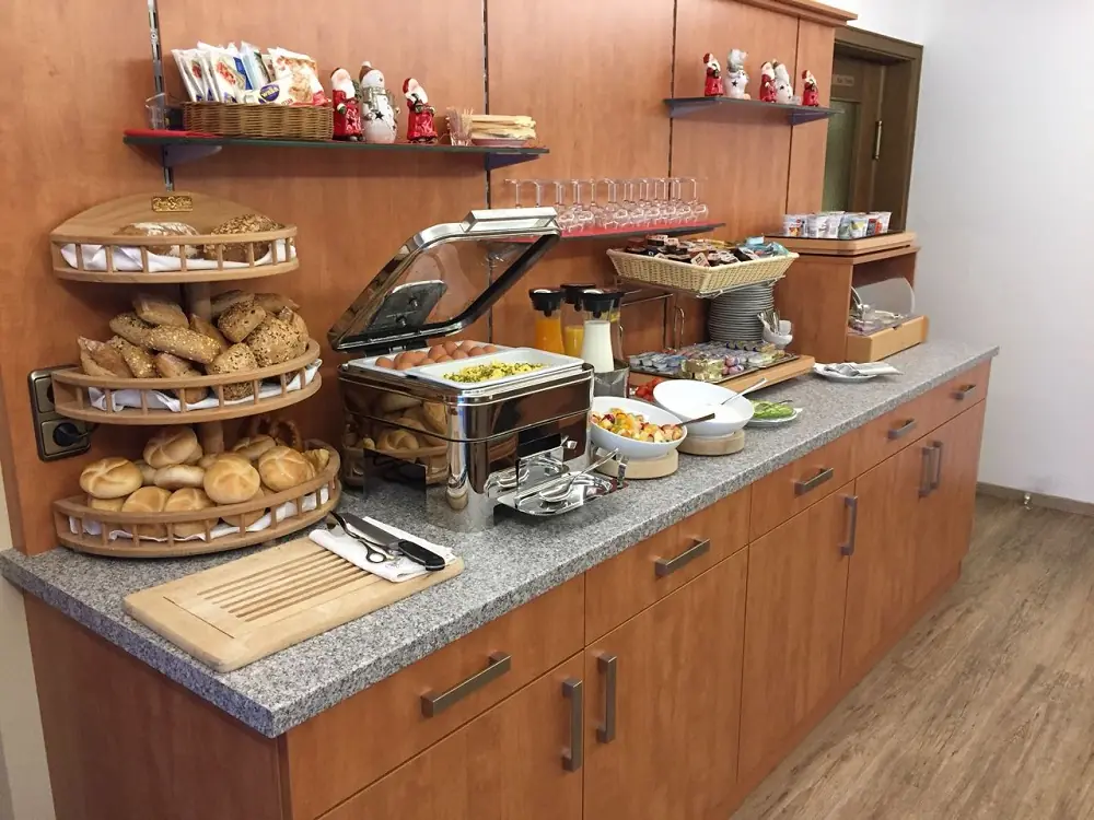 Das Frühstücksbuffet im Hotel Garni Brunnthaler in Garmisch-Partenkirchen