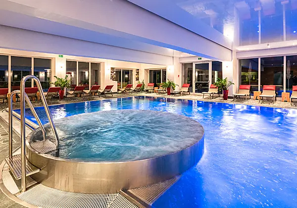 Crystal Spa Innenbereich mit Blick auf den Whirlpool