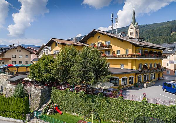 das-stegerbraeu-sommeransicht-mit-gastgarten