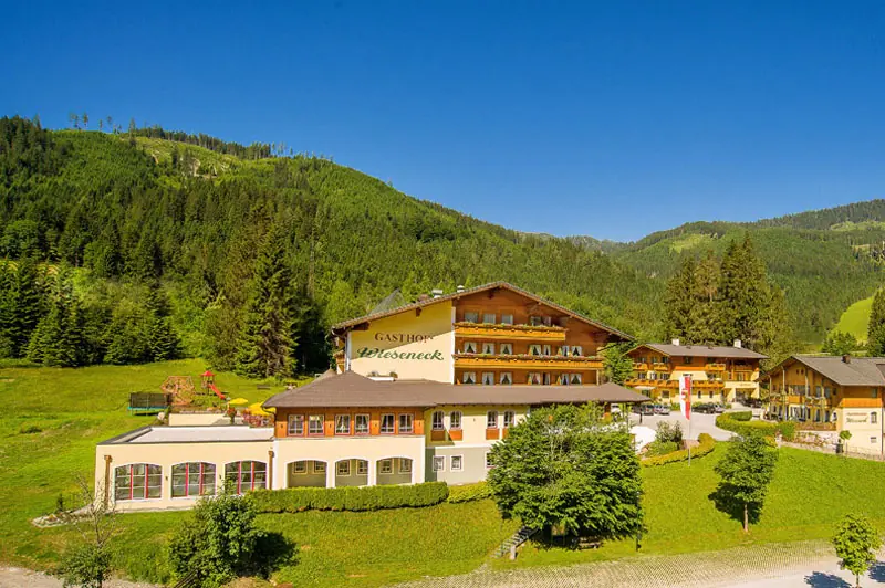 Blick auf das Hotel Wieseneck in Flachau im Sommer