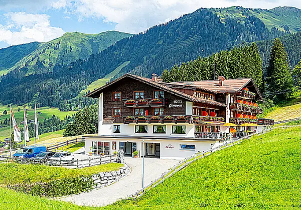 Außenansicht des Hotels Gemma im Kleinwalsertal