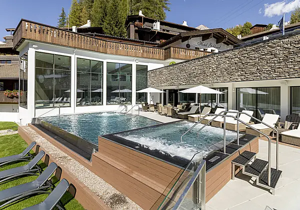 Die Sonnenterrasse mit Pool im Hotel Goldried in Matrei