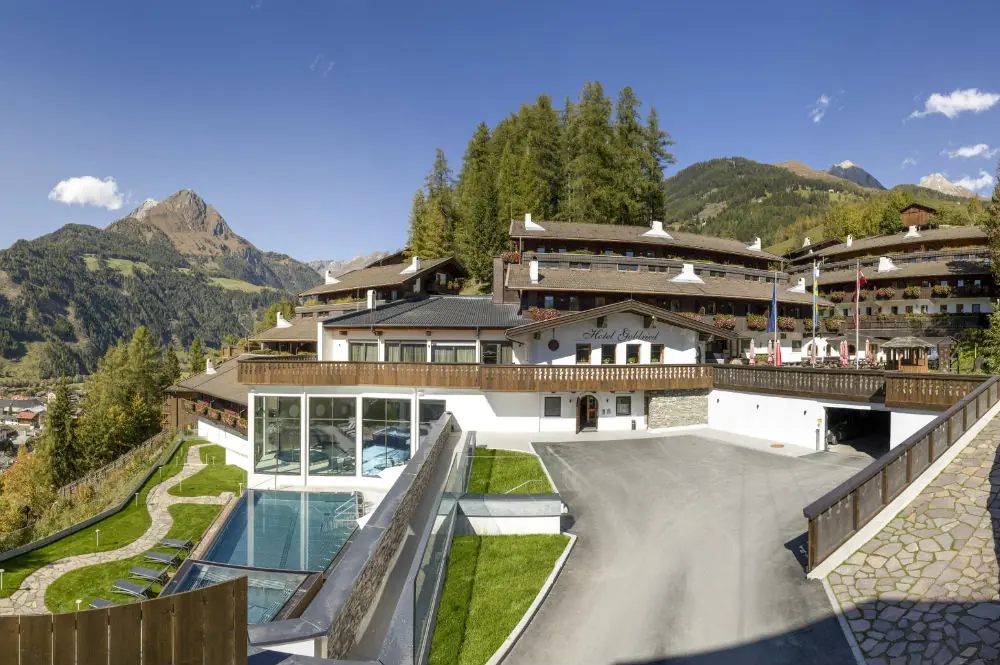 Hausansicht im Sommer vom Hotel Goldried in Matrei