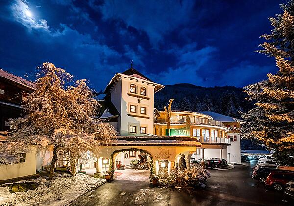Hotel GUT Trattlerhof in der Winternacht