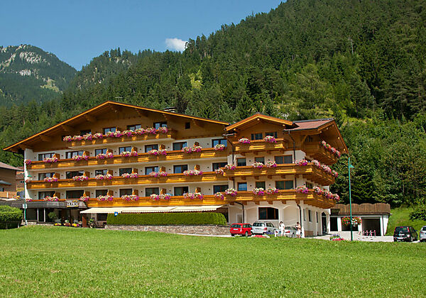 Aussenansicht vom Hotel Huber Hochland in Maurach am Achensee im Sommer