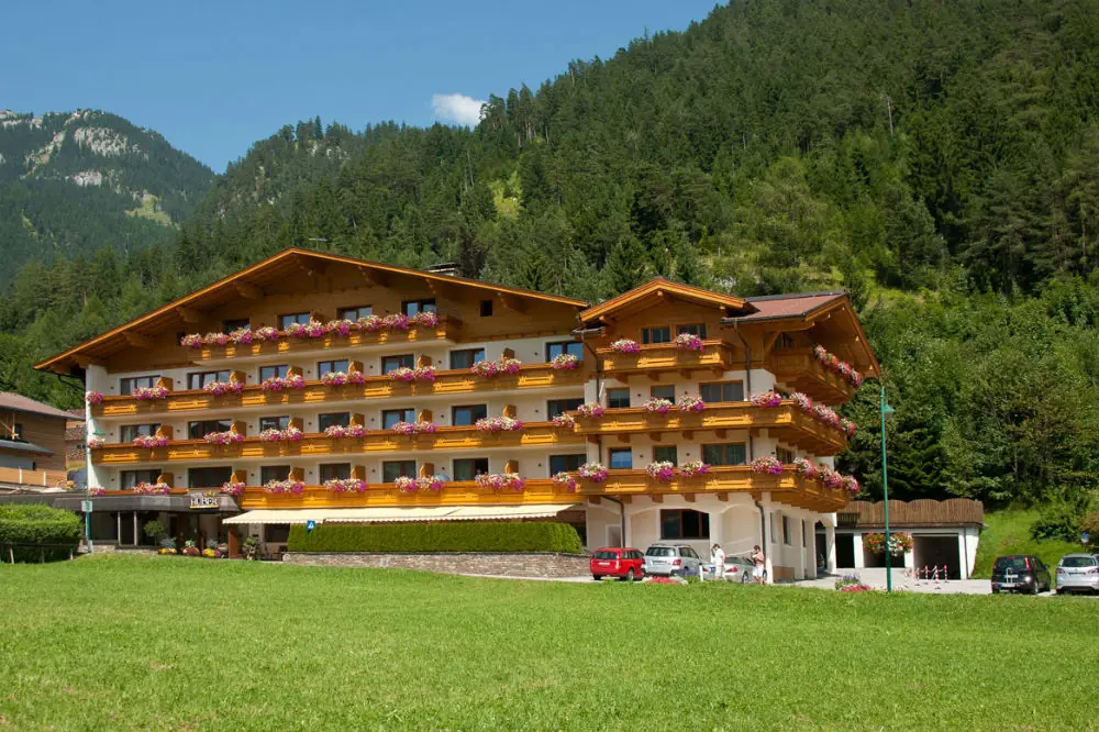 Aussenansicht vom Hotel Huber Hochland in Maurach am Achensee im Sommer
