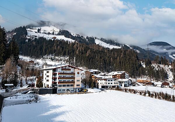 Hotel_Hubertus_Hochfuegenstrasse_135_Fuegen_02_202