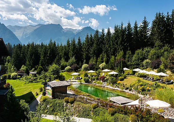 Riesiger Garten mit eigenem Naturbadeteich