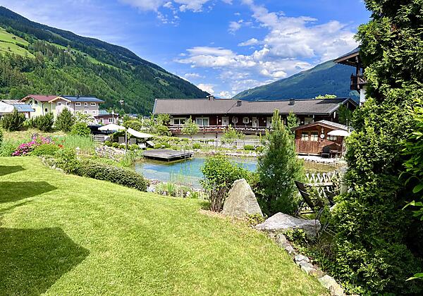 Liegewiese und Teich