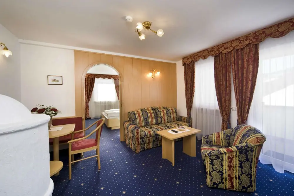 Der Wohnraum von der Plattkofelsuite im Hotel Interski