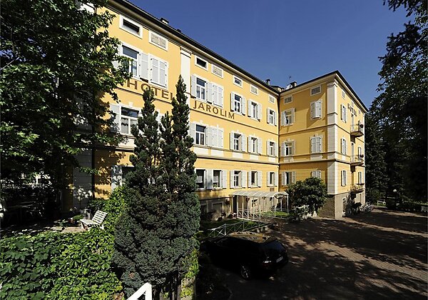 großer Parkplatz direkt am Hotel