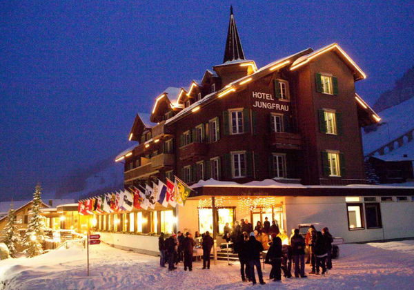 Außenansicht vom Hotel Jungfrau in Mürren im Winter