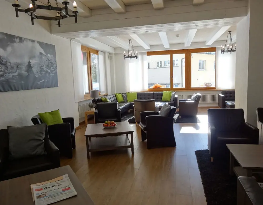 Der gemütliche Aufenthaltsbereich im Hotel Jungfrau in Mürren