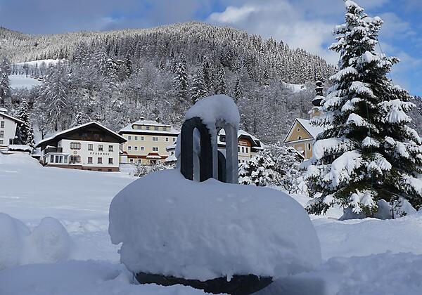 Blick vom Gemeindeamt zum Hotel