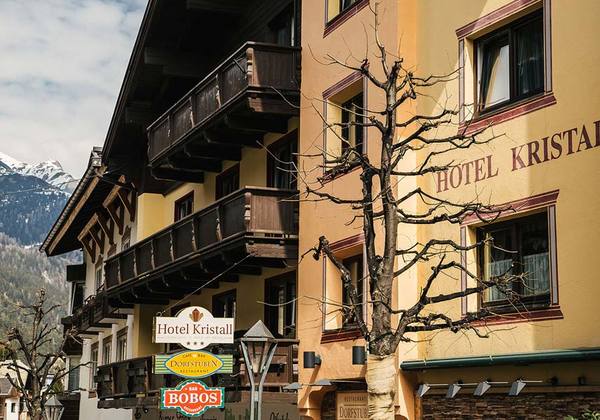 Außenansicht vom Hotel Kristall in St. Anton am Arlberg