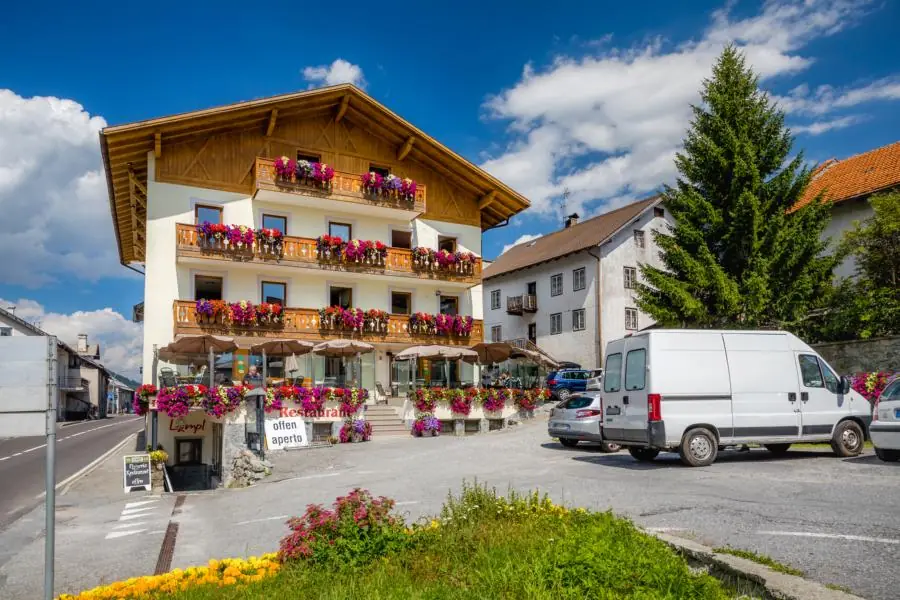 Blick auf das Hotel Lamm in St. Valentin