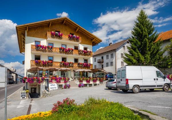 Blick auf das Hotel Lamm in St. Valentin