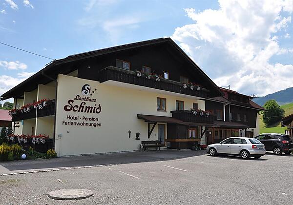 Großzügiger Parkplatz direkt am Haus