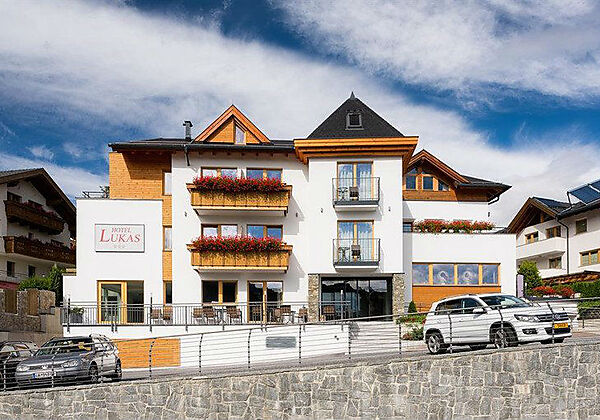 Hausansicht Hotel Lukas in Fiss im Sommer