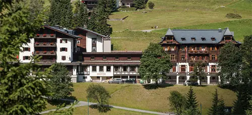 Blick auf das Hotel Madrisa in Gargellen im Sommer