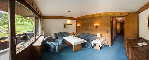Das Wohnzimmer von der Suite im Hotel Madrisa in Gargellen