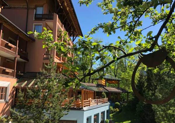 Außenansicht Sommer Hotel Montafoner Hof in Tschagguns