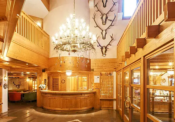 Großzügiger Lobbybereich im Montafoner Hof in Tschagguns